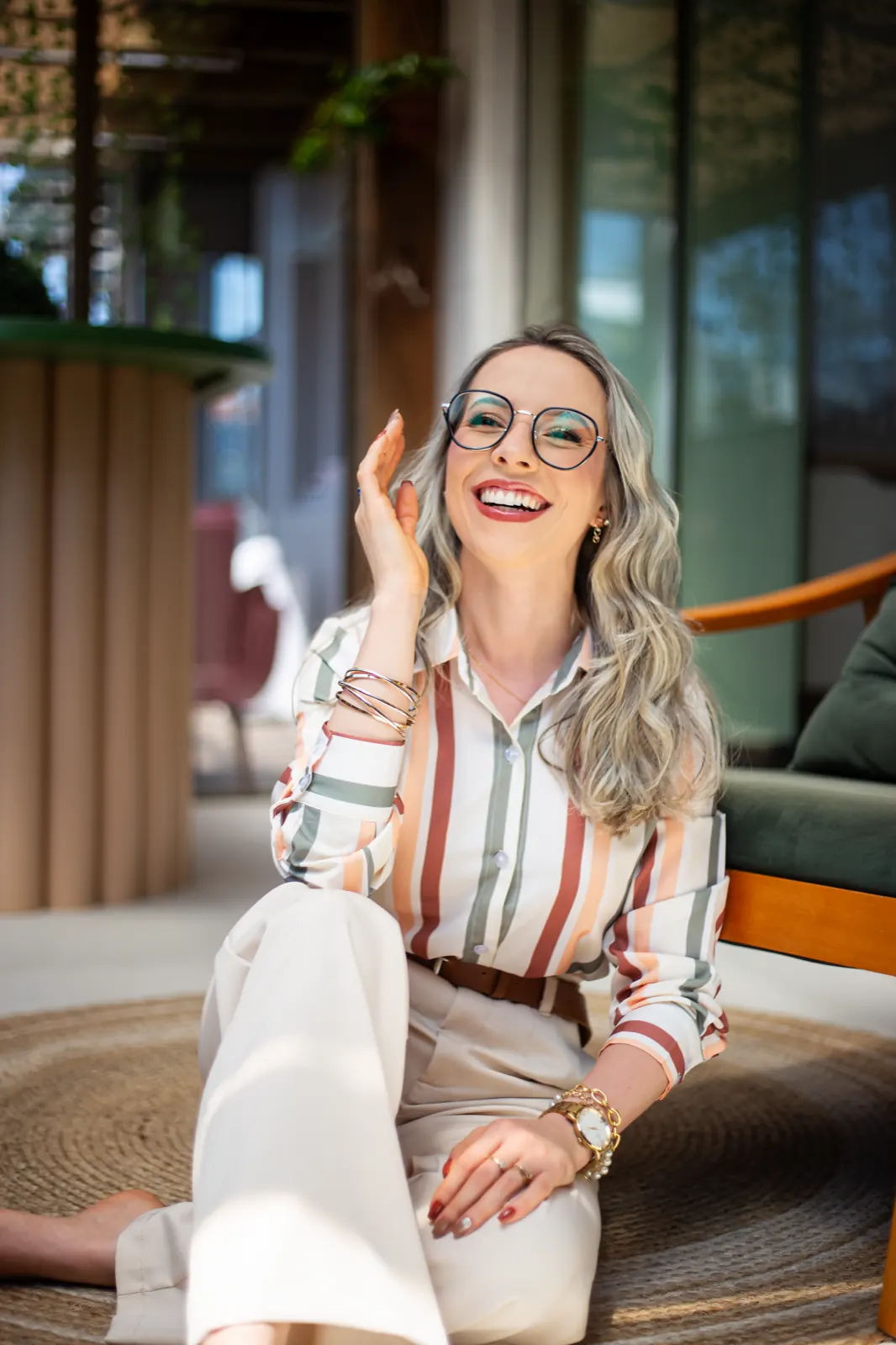Daniela Bézi sorrindo, sentada no chão